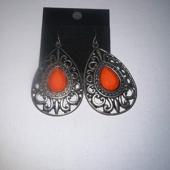 Jewelry - ♦️ Antique gold tone filigree burnished teardrop orange marble dangle earrings